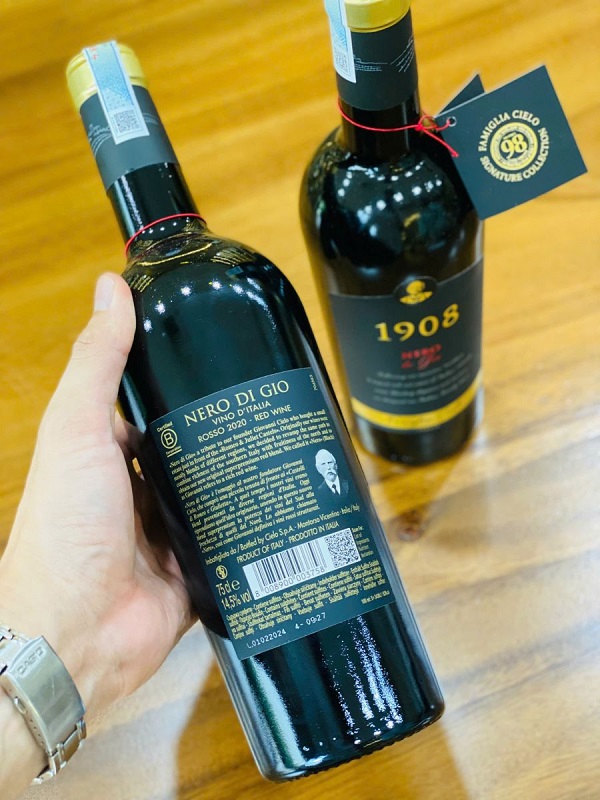 Nhãn trước và nhãn sau của rượu vang Ý 1908 Nero di Gio 
