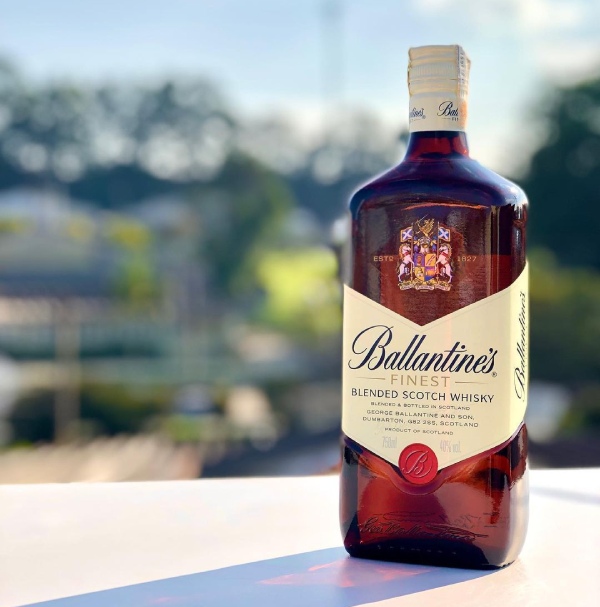 Hương vị của Ballantines Finest blended Scotch Whisky có sự hòa quyện giữa vani, gỗ sồi và hương hoa quả
