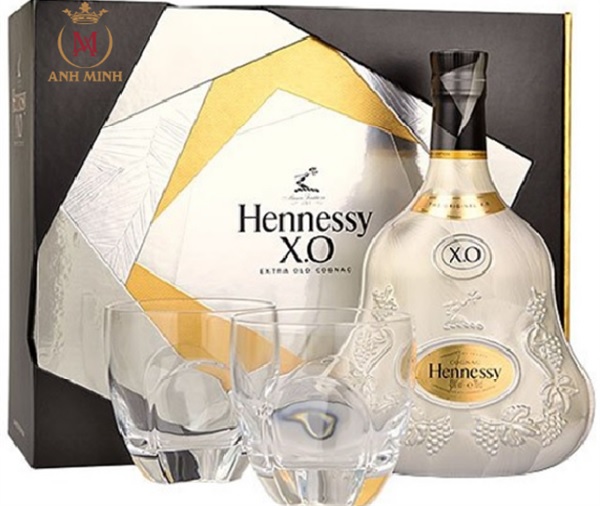 Rượu ngoại Hennessy XO có kiểu dáng sang trọng, thích hợp làm quà tặng biếu sếp