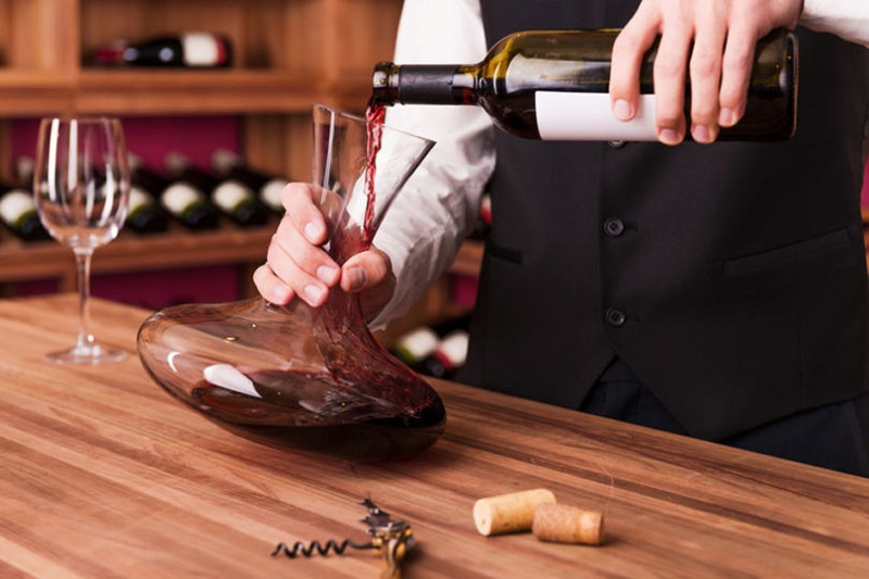 Rót rượu vào bình decanter