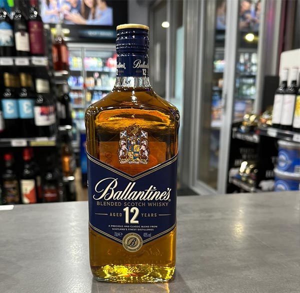 Giá chai rượu Ballantine's 12 năm dạng tròn vô cùng phải chăng