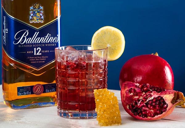 Pha chế cocktail với rượu ballantines 12 năm để mở rộng hương vị