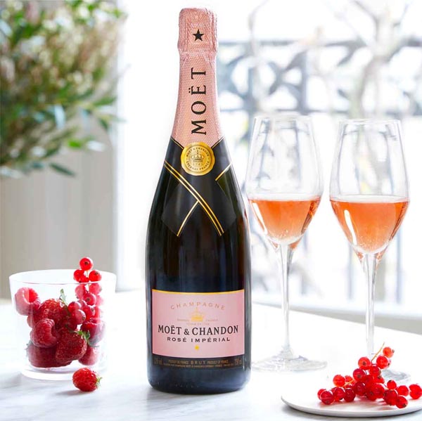 Champagne Moet & Chandon Rose Imperial mang hương vị ngon ngọt êm dịu