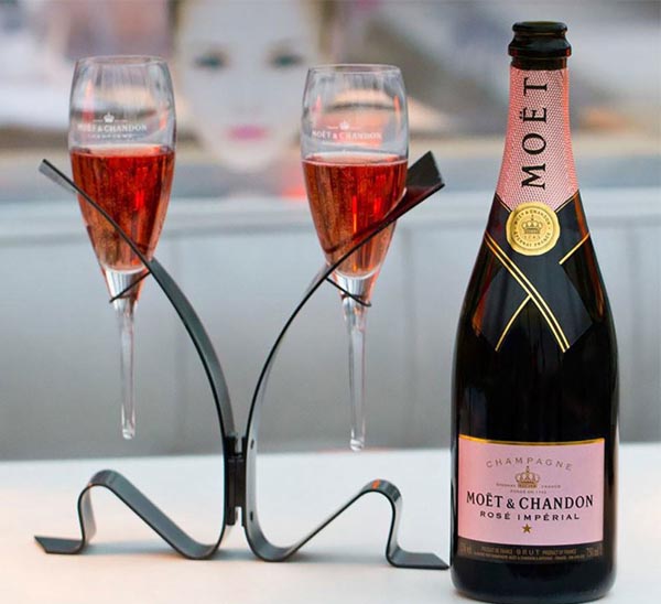 Champagne Moet & Chandon Rose Imperial luôn được tín đồ sành rượu yêu thích