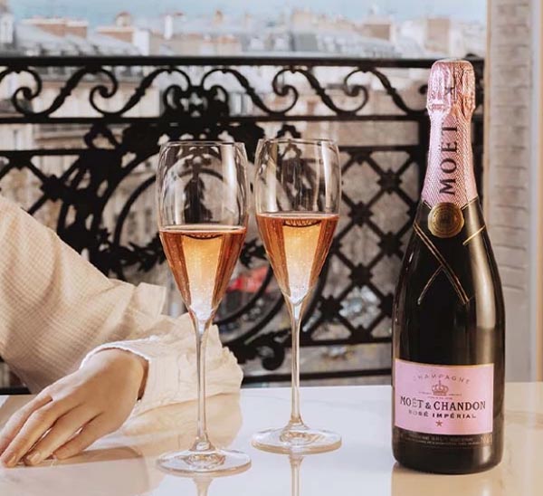 Champagne Moet & Chandon Rose Imperial được dùng nhiều trong các bữa tiệc tùng