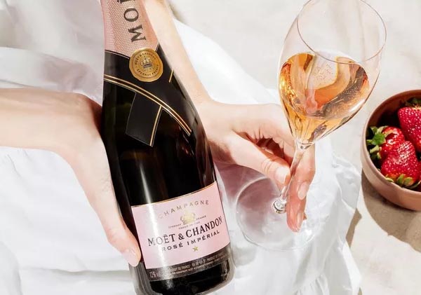 Rót Champagne Moet & Chandon Rose Imperial nhẹ nhàng, giữ sự tinh tế của sủi bọt khí