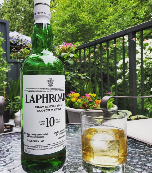 Rượu Laphroaig 10 năm có dư vị kéo dài, khó quên