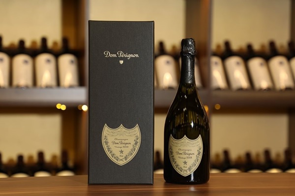 Rượu sâm banh (champagne) vang nổ thích hợp sử dụng làm quà tặng biếu vào những dịp đặc biệt